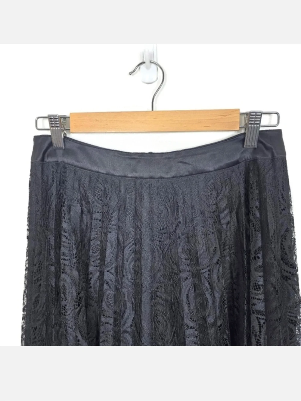 Vintage Escada Pleated Lace Skirt Scalloped Hem US 6 Black